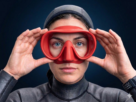 The Ultimate Fit Test: The "No-Strap Snap"